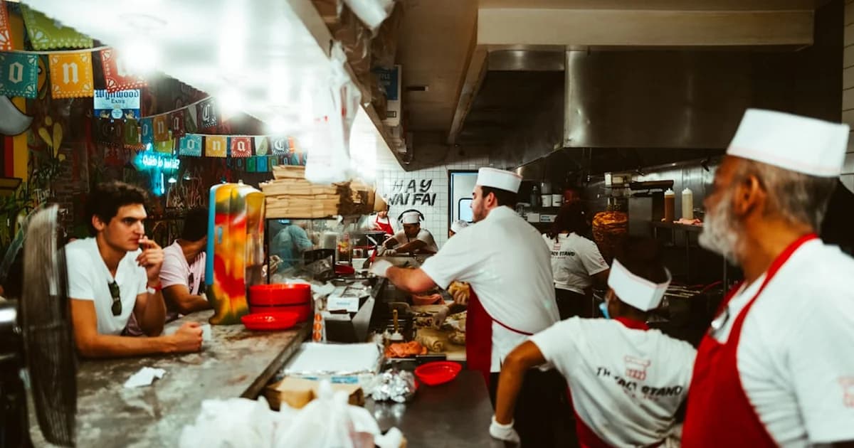 飲食店スタッフの離職率を下げる5つの施策|定着率アップで採用コストを半減する方法