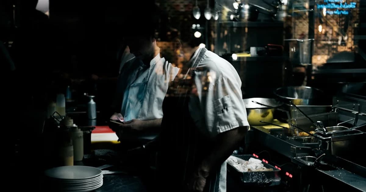 飲食店スタッフ教育の3ステップ|アルバイトが育ち・定着する仕組みを月商4倍の実例から学ぶ
